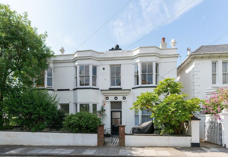 2 Bedroom Central Brighton Apartment