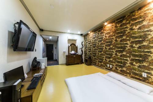 Ed Hotel
