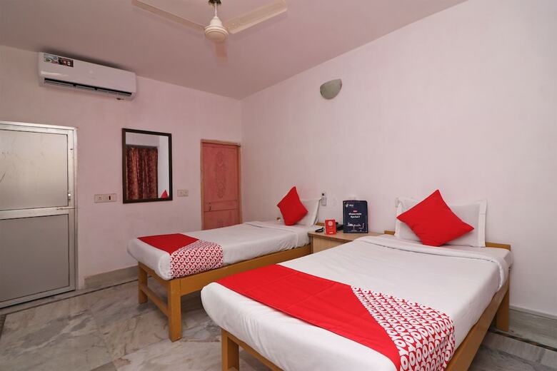 Hotel Oyo 18587 Alok House