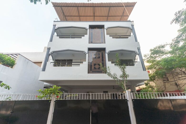 Hotel Oyo 24168 Amrita Inn