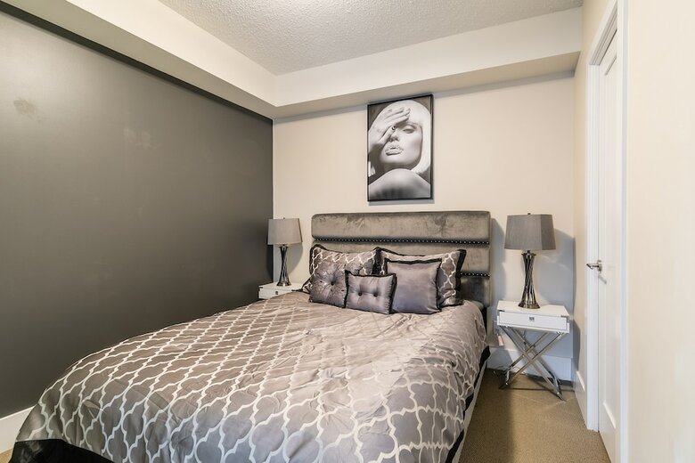 Simply Comfort. Modern Downtown Apartment