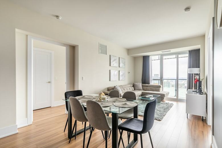 Simply Comfort. Modern Downtown Apartment