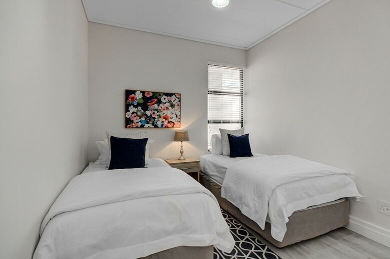 Uniquestay Paardevlei Square Apartment - Adults Only