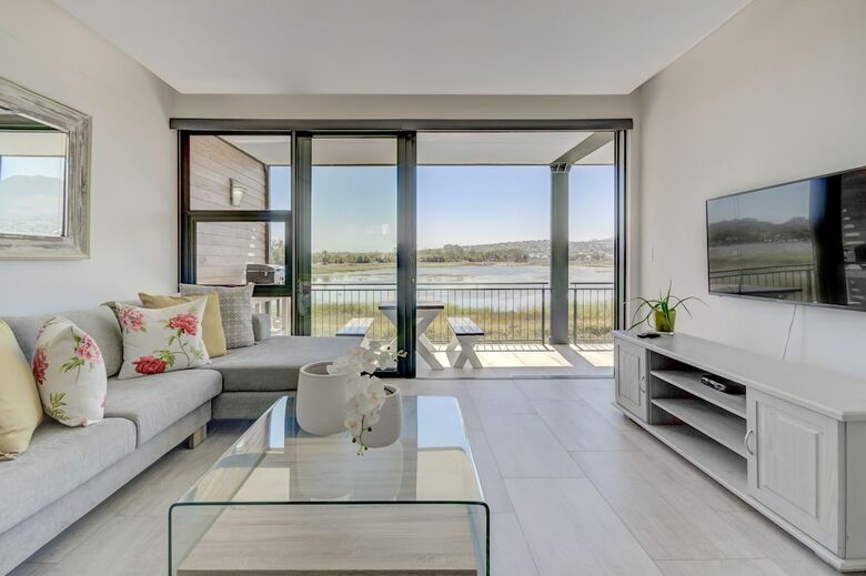 Uniquestay Paardevlei Square Apartment - Adults Only