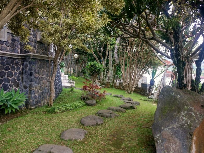 Villa Beverly Hills Puncak For 50 Pax