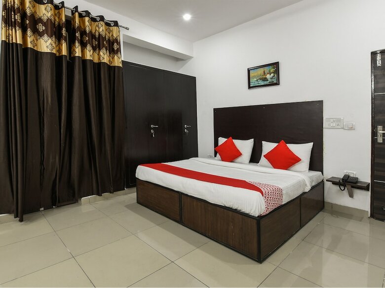 Hotel Oyo 13025 Petals Inn