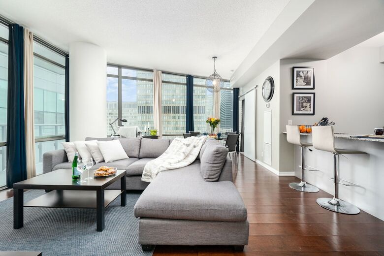 Quickstay - Luxurious 2-bedroom Condo (Downtown Core)