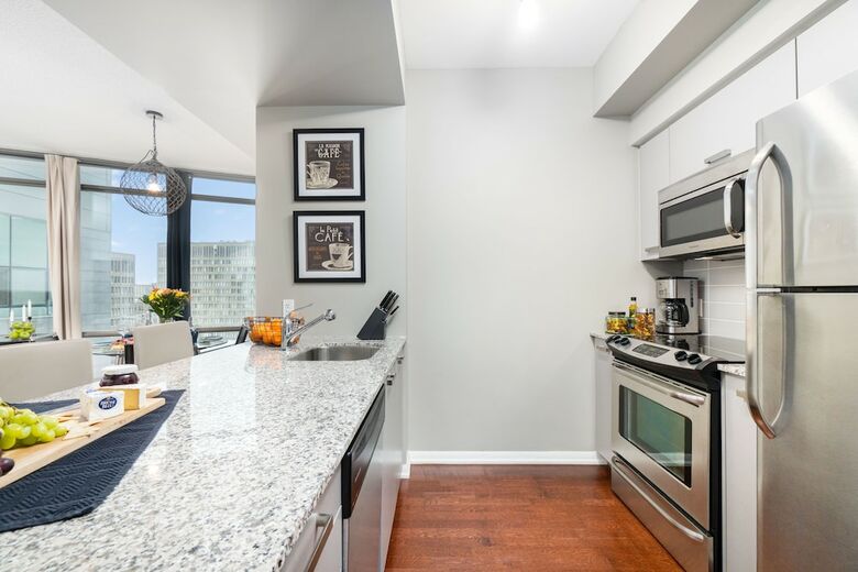 Quickstay - Luxurious 2-bedroom Condo (Downtown Core)