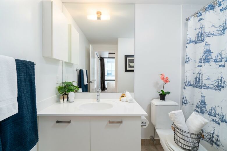 Quickstay - Luxurious 2-bedroom Condo (Downtown Core)