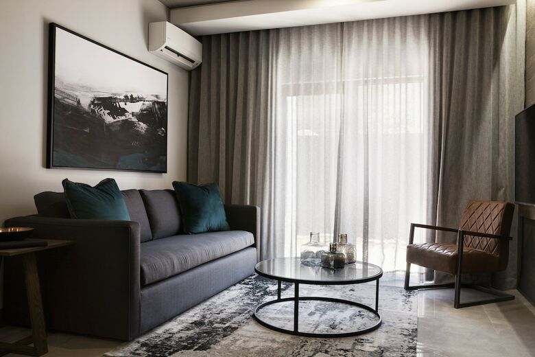 Hotel The Capital Melrose