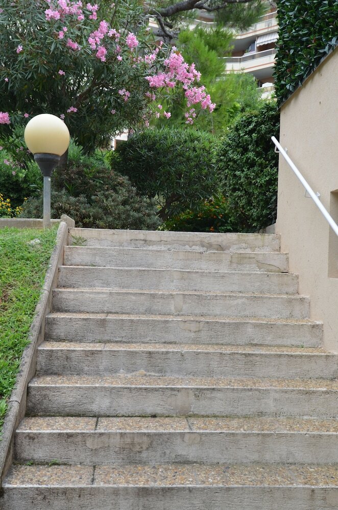 Spacious Apartment 5 Persons With Swimming-pool And Terrace Nice West