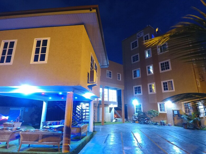 Plus 33 Hotel
