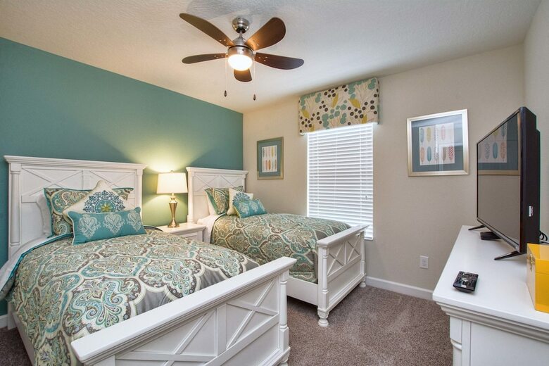 Storey Lake- 6 Bedroom Pool Home- 1655st