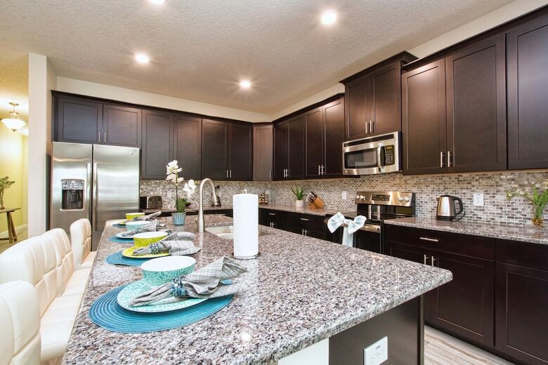 Storey Lake- 6 Bedroom Pool Home- 1655st