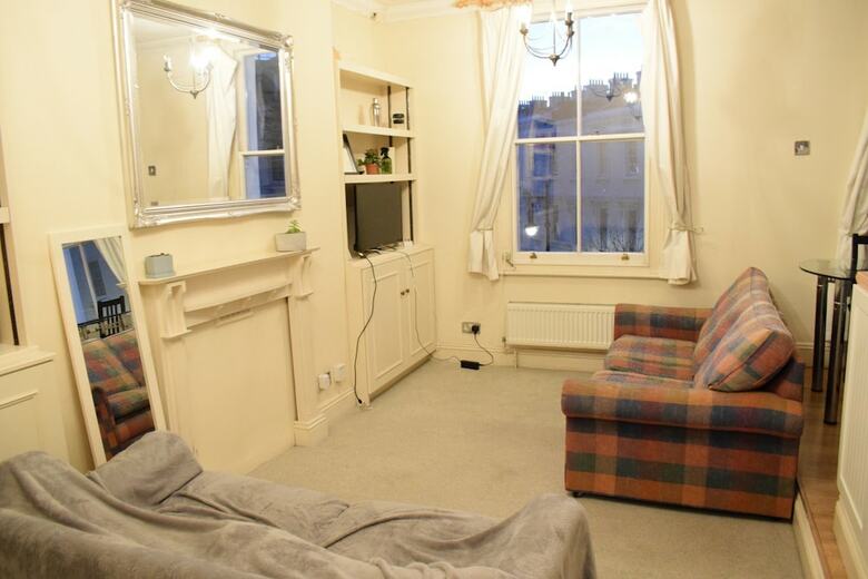 2 Bedroom Apartment In Pimlico London