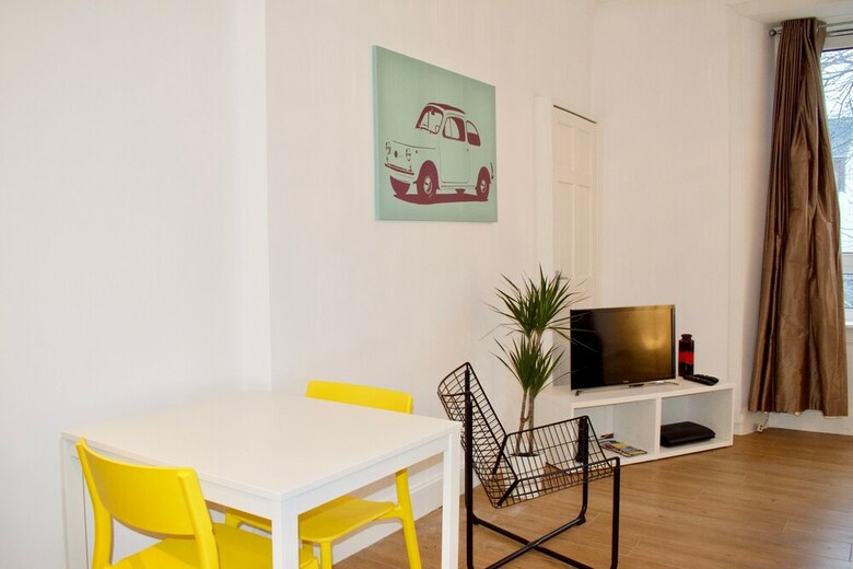 Modern 1 Bedroom Leith Apartment