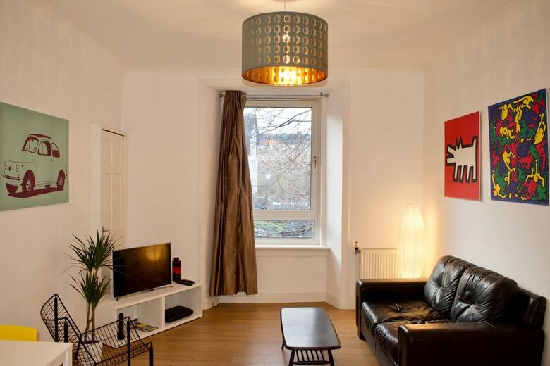 Modern 1 Bedroom Leith Apartment