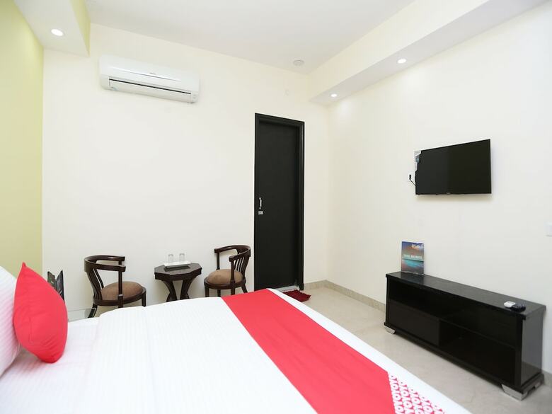 Hotel Oyo 27674 Dhairya Residency