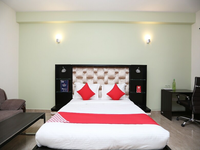 Hotel Oyo 27674 Dhairya Residency