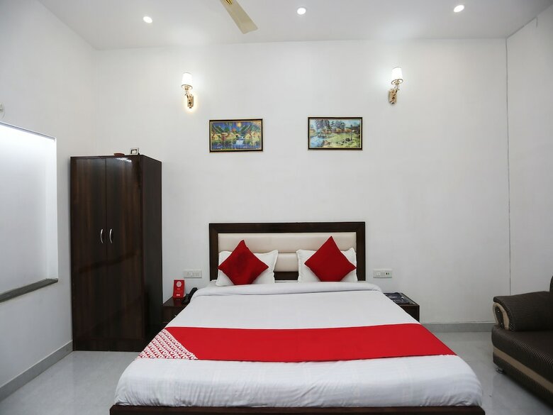 Oyo 26628 Hotel Rest Palace