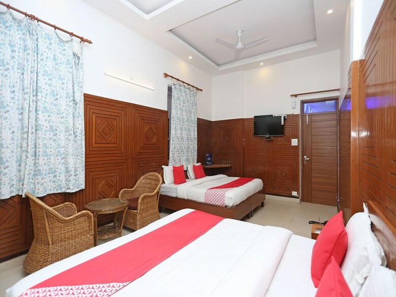 Oyo 10653 Hotel Clark