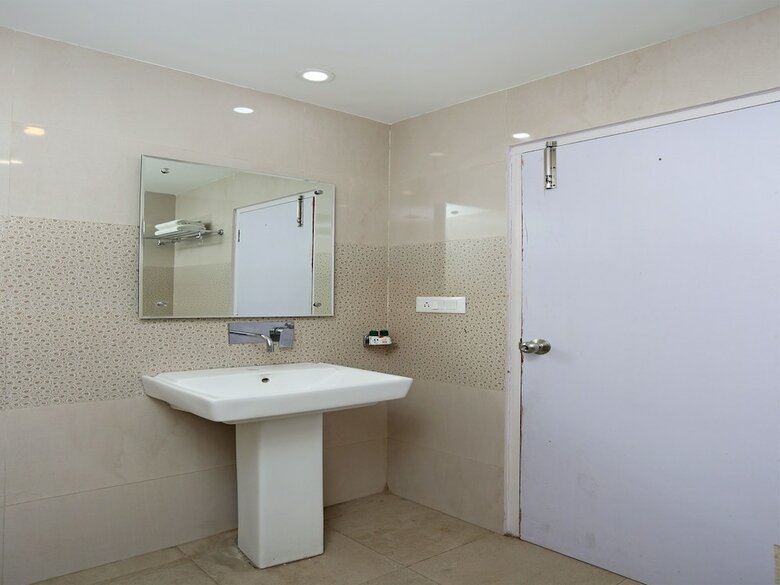 Oyo 10653 Hotel Clark