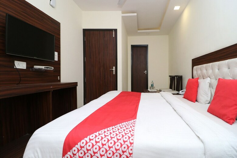 Oyo 28646 Hotel Golden Heart