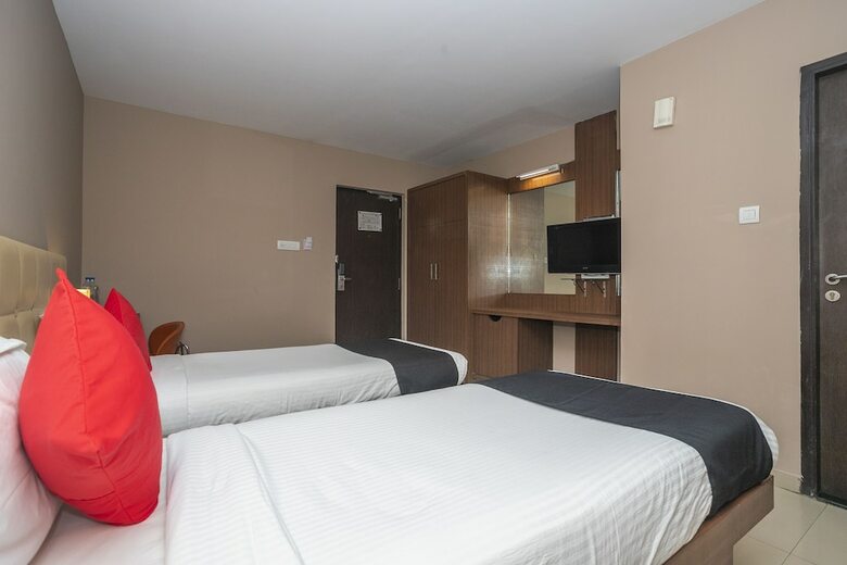 Hotel Capital O 11186 The Lark
