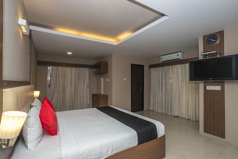 Hotel Capital O 11186 The Lark