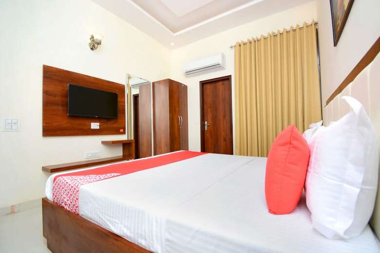 Oyo 27061 Hotel Magnum