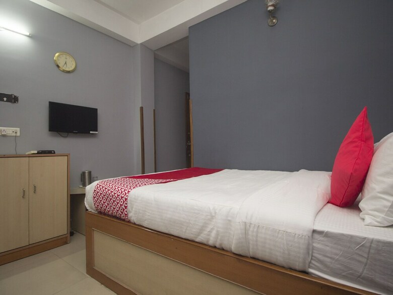 Oyo 16041 Hotel Golden Moments