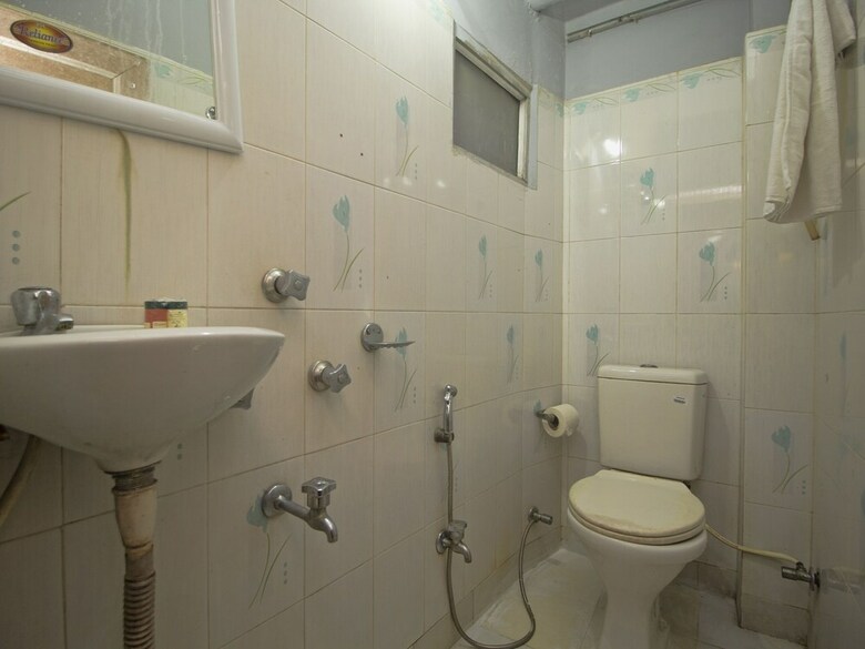 Oyo 16041 Hotel Golden Moments