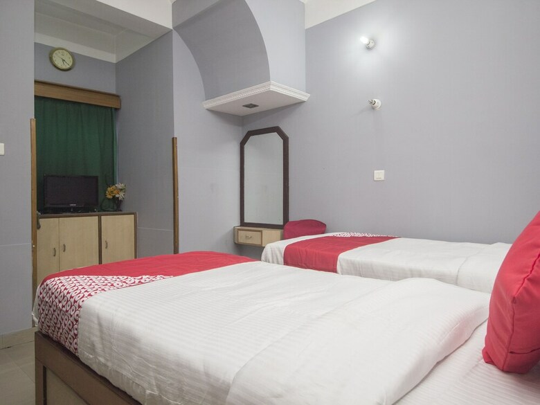 Oyo 16041 Hotel Golden Moments