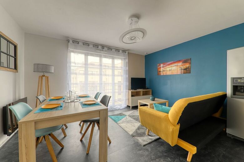 Bussy Downtown Apartment