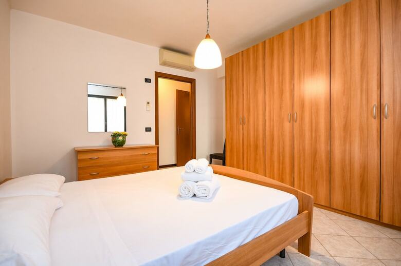 Desenzanoloft: Yellow Apartment