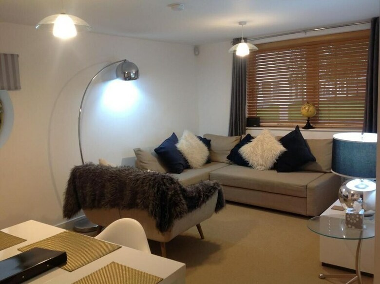 2 Bedroom Luxury Dockland Apartment - Free Parking