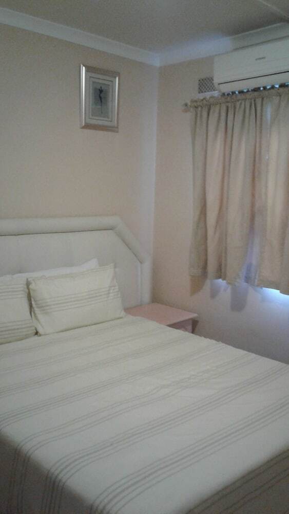 Hotel Iqhayiya Guest House