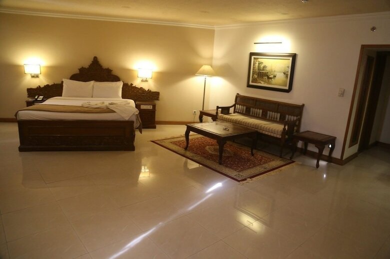 Regent Plaza Hotel & Convention Centre