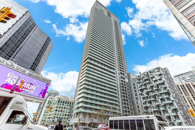 Toronto Rooms And Suites (300 Front St)