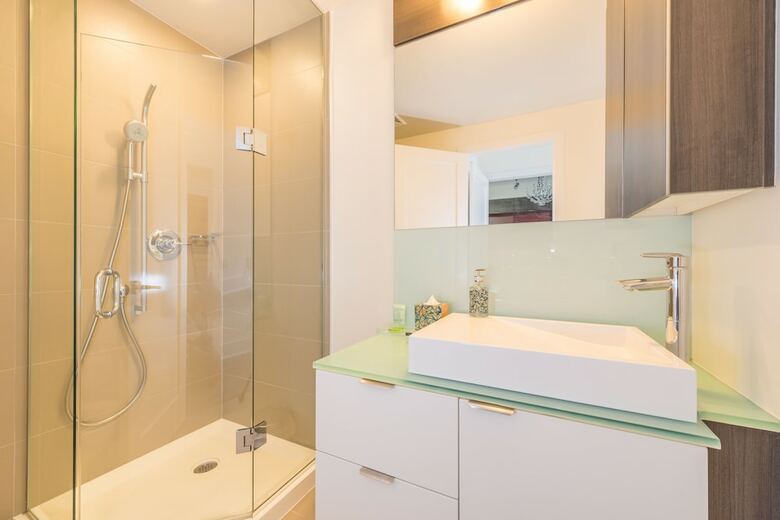 Toronto Rooms And Suites (300 Front St)
