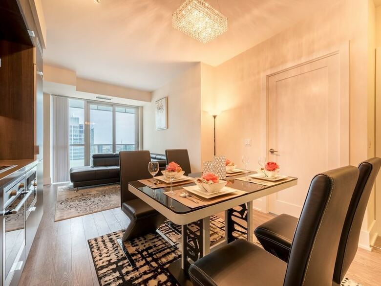Toronto Rooms And Suites (300 Front St)