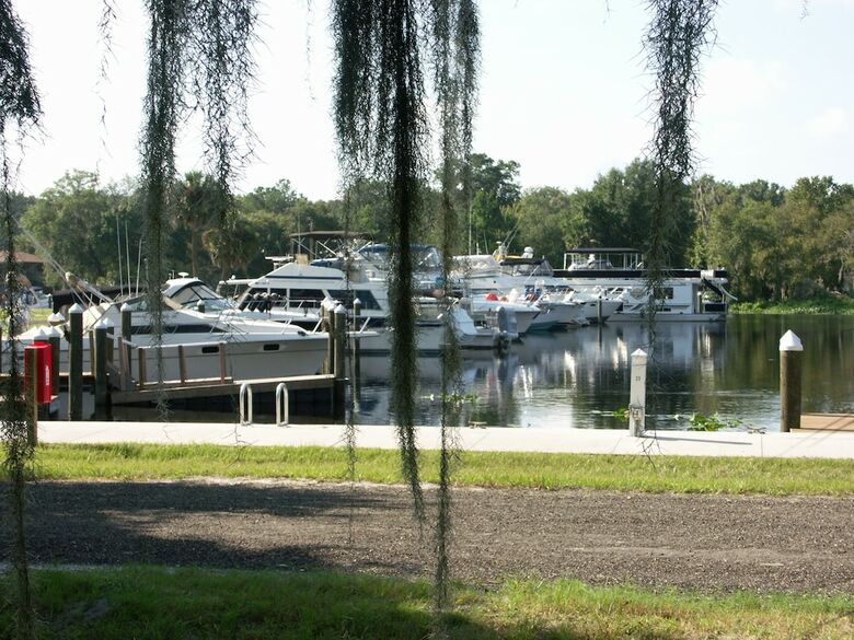 Hotel Astor Bridge Marina & Motel