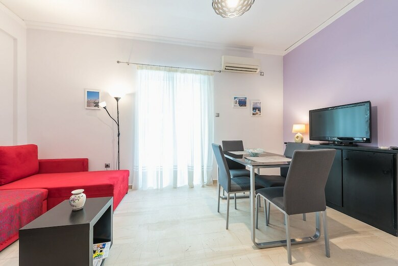 Central & Cozy Apartment With Balcony
