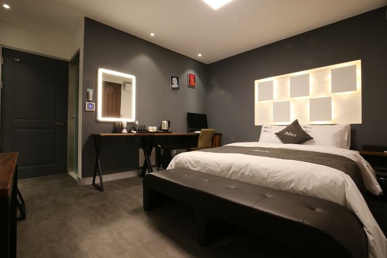 Avenue Hotel