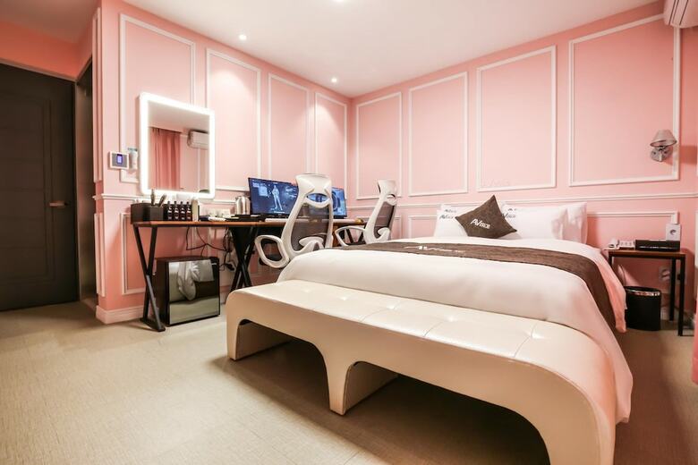 Avenue Hotel