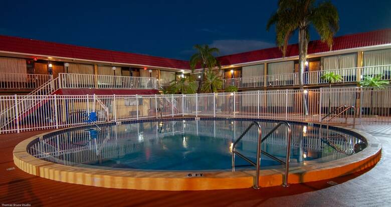 Hotel Express Inn And Suites