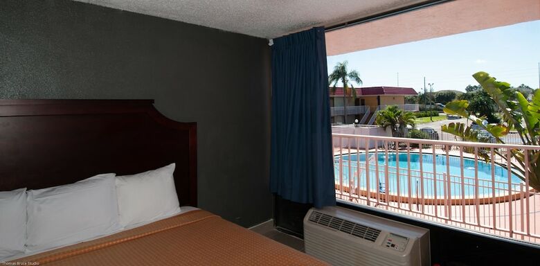 Hotel Express Inn And Suites