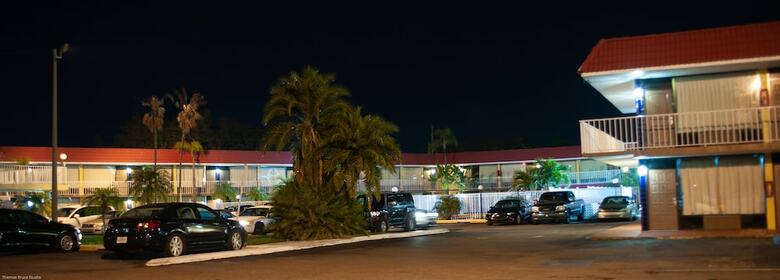 Hotel Express Inn And Suites
