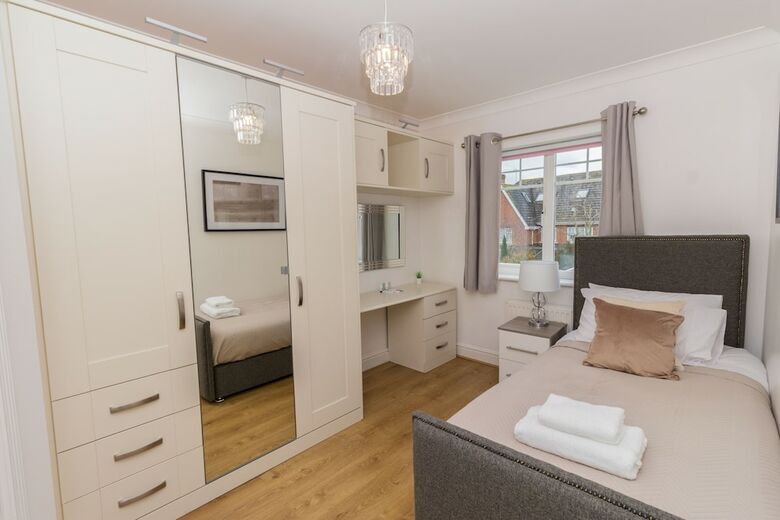 Luxury 5 Bed House In Windsor