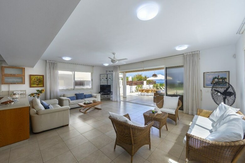 Protaras Beachfront Villa Pietra